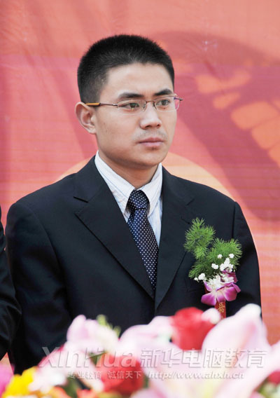 新華教育集團(tuán)浙江校友協(xié)會(huì)會(huì)長、浙江南方建筑設(shè)計(jì)院建筑工程師許雙貴出席開幕式
