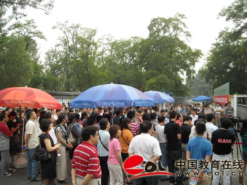 高考,是一個家庭的考驗,圖為考場外等候的陪考家長。(圖片來源于網絡)