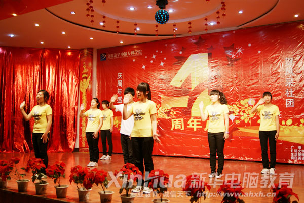 精彩的手語(yǔ)表演