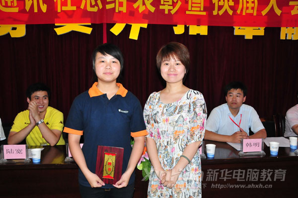 宣傳辦葛主任為第二屆社長(zhǎng)頒發(fā)聘書