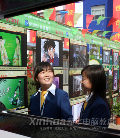 一年一度的數字藝術作品展為新華學子提供了一個接觸國際前沿動漫作品的機會。圖為學子參觀展出作品