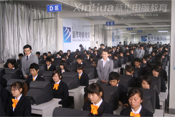 新華學(xué)子上手快、動手能力強,受到眾多用人單位的一致肯定。圖為新華學(xué)子正在現(xiàn)代化網(wǎng)絡(luò)實訓(xùn)中心接受“綜合項目實訓(xùn)”