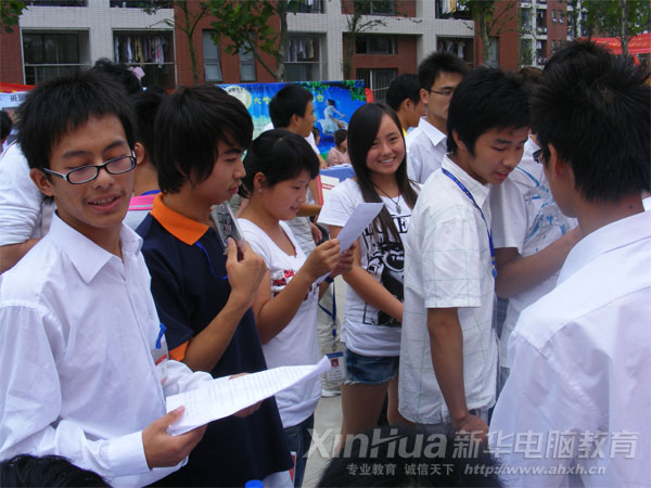 大家爭先了解各大社團(tuán),一個不落下