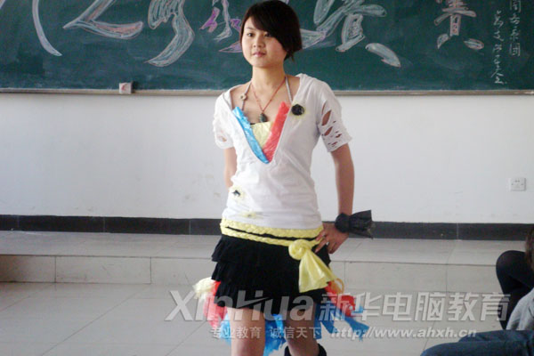 圖為大學(xué)生形象設(shè)計大賽現(xiàn)場選手們正在T臺走秀