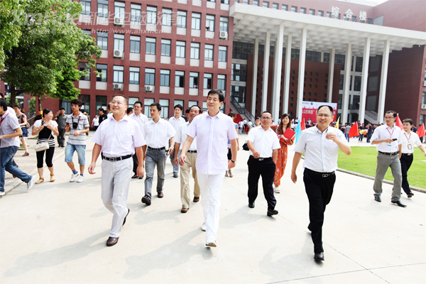 著名表演藝術(shù)家濮存昕在新華領(lǐng)導(dǎo)的陪同下參觀安徽新華電腦專修學(xué)院學(xué)院