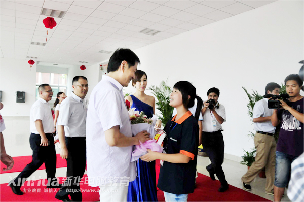 安徽新華電腦專修學(xué)院學(xué)子向濮存昕老師獻花