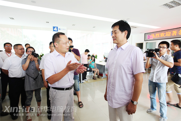安徽新華電腦專修學(xué)院何貴金院長在學(xué)院咨詢中心向濮存昕先生介紹學(xué)院辦學(xué)情況