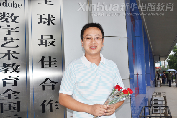看!這位老師收到花后都有些羞澀了