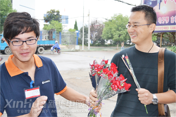 這位同學(xué)獻(xiàn)完花后,面對老師的謝謝他表示非常不好意思
