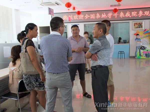 家長聚在一起討論學校怎么樣