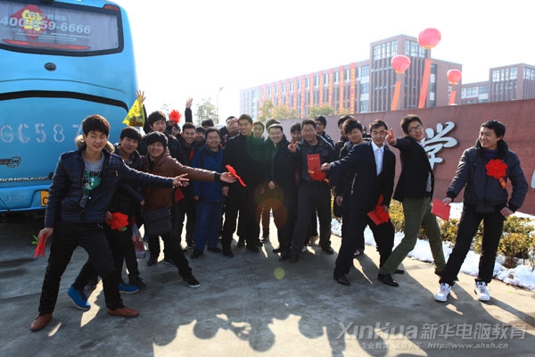畢業(yè)生為自己有一份前程而歡呼喝彩