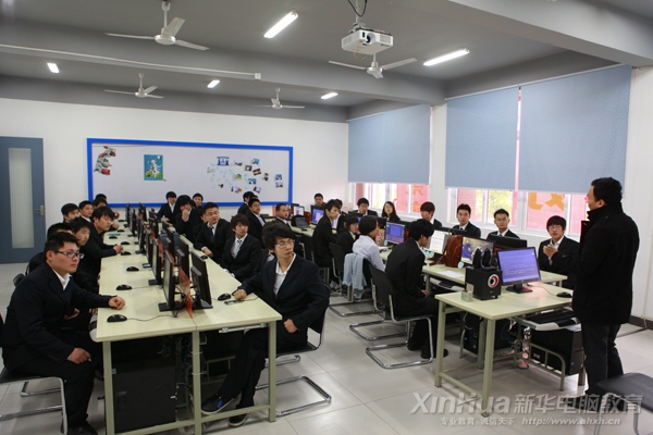 新華學子正在影視動漫傳媒基地內(nèi)學習影視后期制作