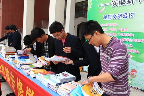 工作人員正在對(duì)圖書(shū)進(jìn)行分類(lèi)整理