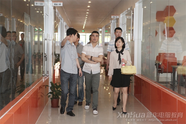 活動嘉賓張琳琳女士和吳昆明先生在副院長王勝的帶領(lǐng)下參觀“大學(xué)生電子商務(wù)創(chuàng)業(yè)實訓(xùn)基地”