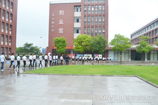 身著職業裝的環境藝術實訓班學子