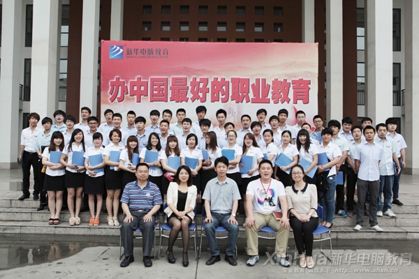 出席開班儀式的領導和老師與實訓班學子合影留念