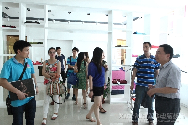 部分企業(yè)參觀電商實訓基地產(chǎn)品展示中心