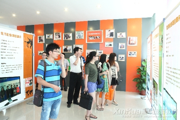 企業(yè)代表參觀電商實訓基地創(chuàng)富中心