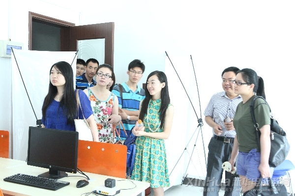 企業(yè)代表參觀新華大學生創(chuàng)業(yè)基地內(nèi)的工作室