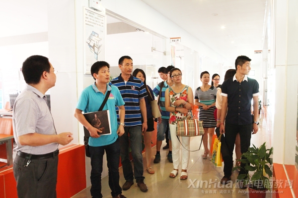 部分企業(yè)參觀新華大學生電子商務創(chuàng)業(yè)實訓基地