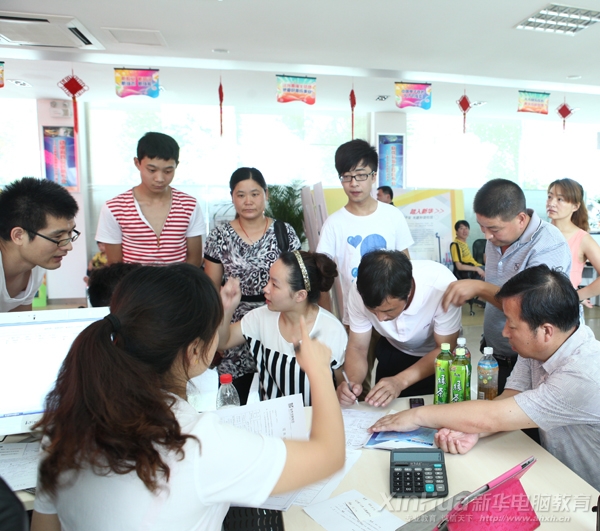 咨詢老師正在為新生及家長進行詳細的入學(xué)解答
