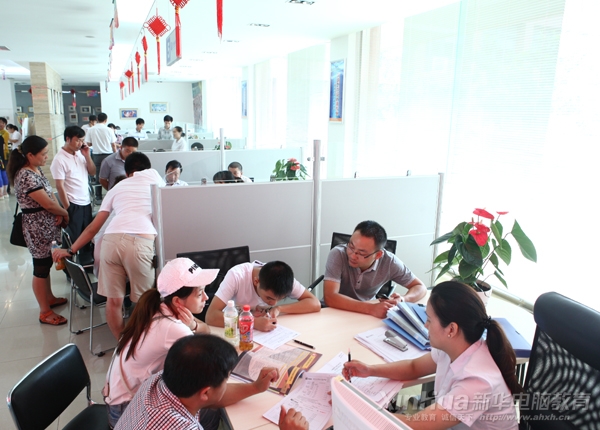 咨詢報名中學(xué)前來報名學(xué)習(xí)高端電腦技術(shù)的新生們正在報讀所需專業(yè)