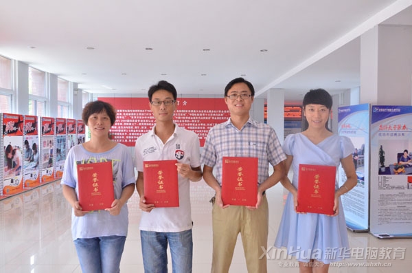 分別獲得教學創新大賽冠、亞、季軍的四位老師,依次為沈鴻、李建、單東軍和崔露璐