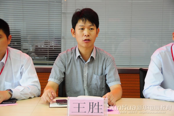 安徽新華電腦專修學(xué)院副院長王勝在開班儀式上發(fā)表重要講話