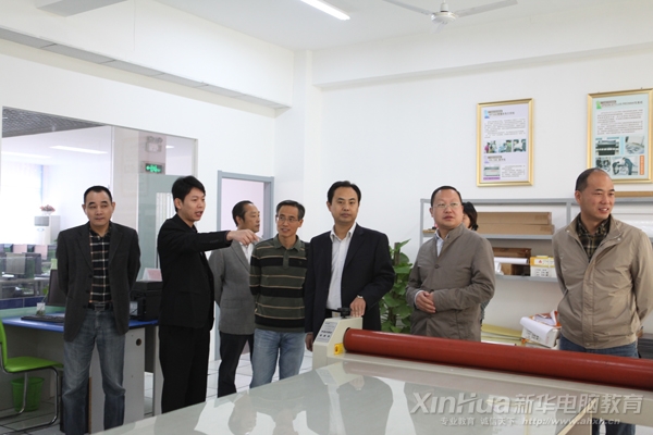 陳處長一行參觀新華廣藝實訓(xùn)基地內(nèi)的實訓(xùn)設(shè)備