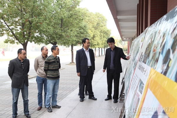 參觀由我院學(xué)生獨立設(shè)計并完成的“數(shù)字城市”作品