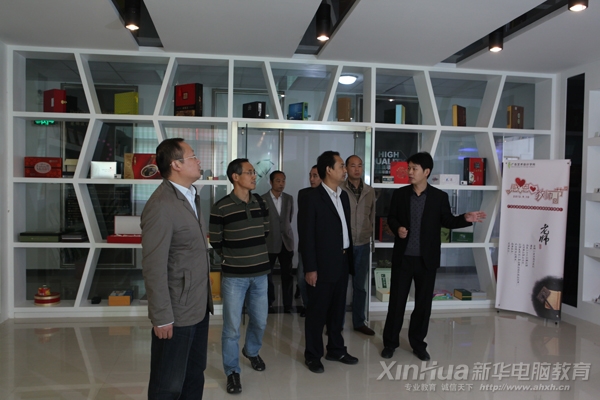 省人社廳職業(yè)能力建設(shè)處副處長陳德寶(右2)、合肥市人社局職業(yè)能力建設(shè)處處長束志偉(右3)等人參觀新華廣告藝術(shù)實訓(xùn)基地