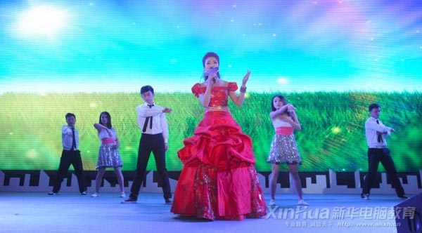 活動現(xiàn)場盛精彩的歌舞表演