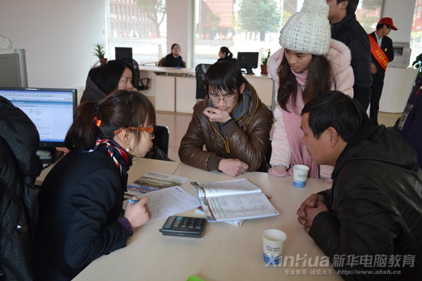 學(xué)生和家長認(rèn)真地在聽專業(yè)咨詢老師介紹專業(yè)課程