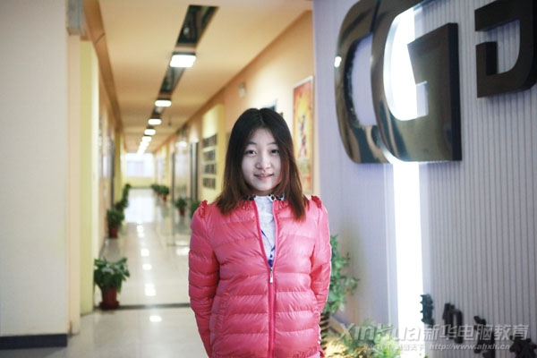 掩不住內(nèi)心的喜悅,劉青卿在新華動(dòng)漫游戲?qū)嵱?xùn)基地拍照留念