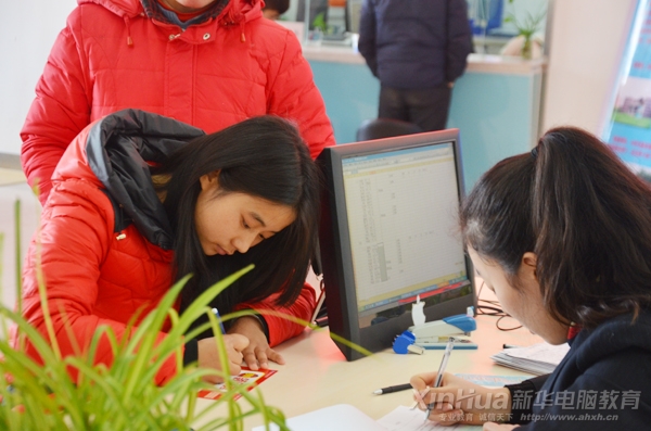 李致興正在填寫入學(xué)登記表