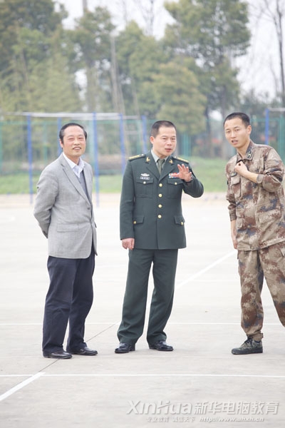 我院孫院長(zhǎng)、陸軍軍官學(xué)院領(lǐng)導(dǎo)一行正在討論此次聯(lián)誼會(huì)
