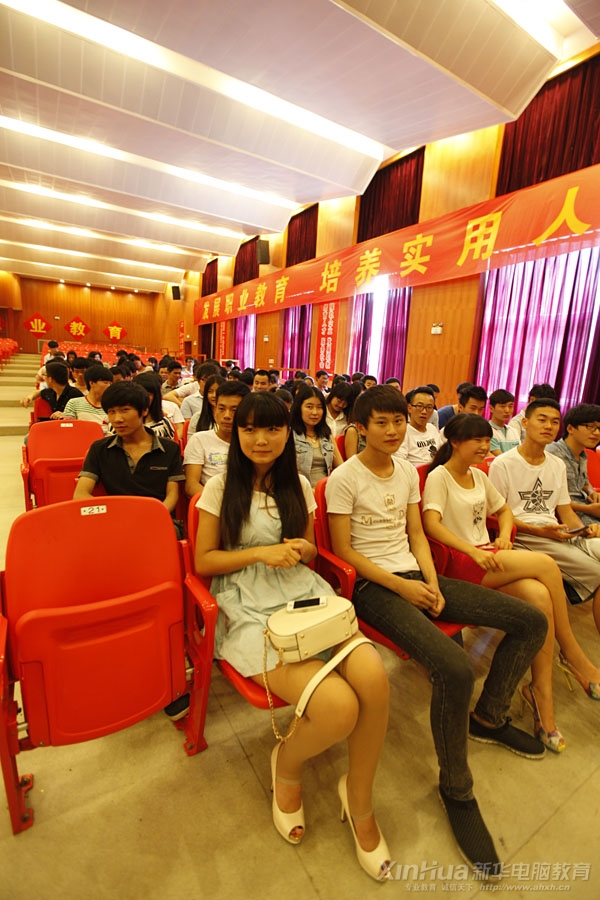 大禮堂內(nèi)學(xué)子們激情高漲 躍躍欲試