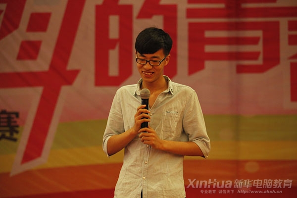 正在投入表演的學(xué)子