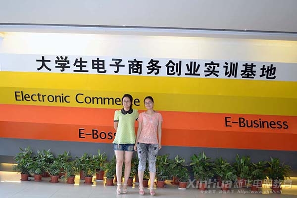 她們?cè)诖髮W(xué)生電子商務(wù)創(chuàng)業(yè)實(shí)訓(xùn)基地