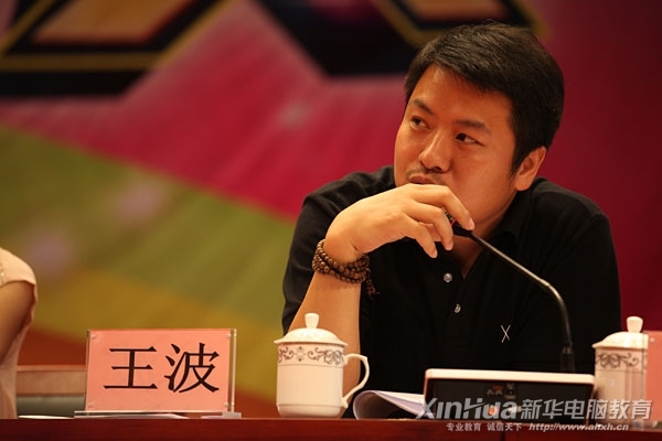 現(xiàn)場評委對選手們的表現(xiàn)進(jìn)行專業(yè)點(diǎn)評